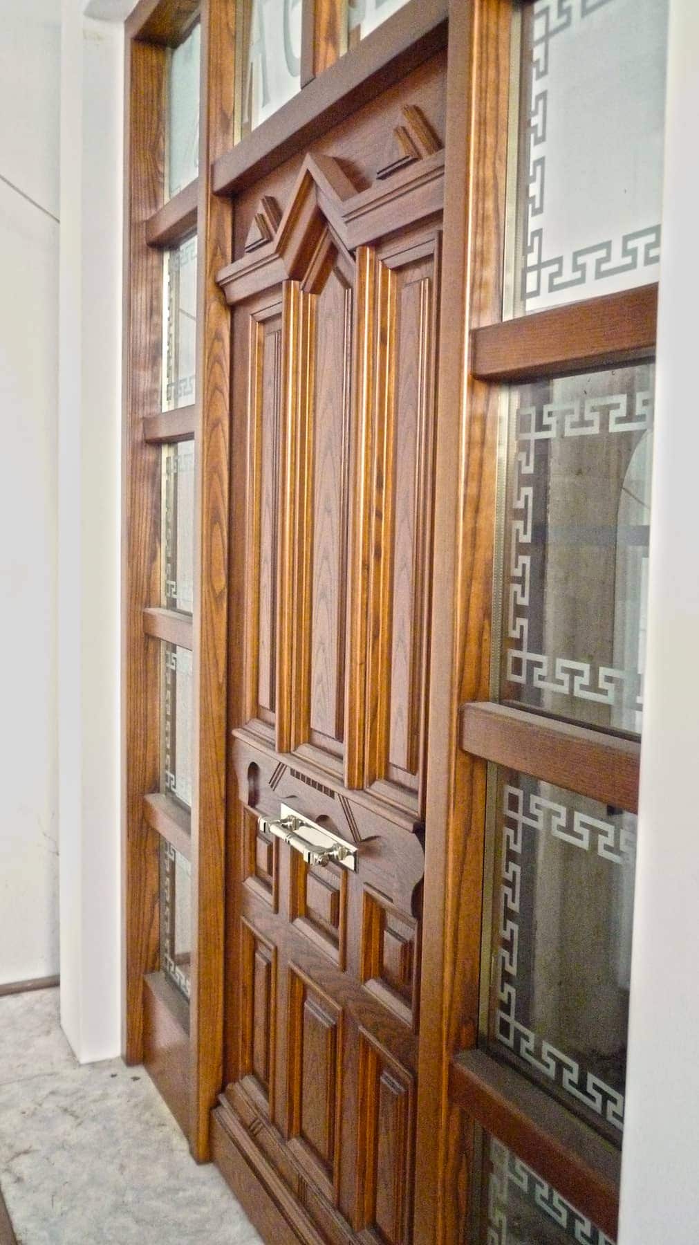 ATHOS Signature Collection Μονόφυλλη κύρια είσοδος με περιμετρικά τζαμιλίκια
