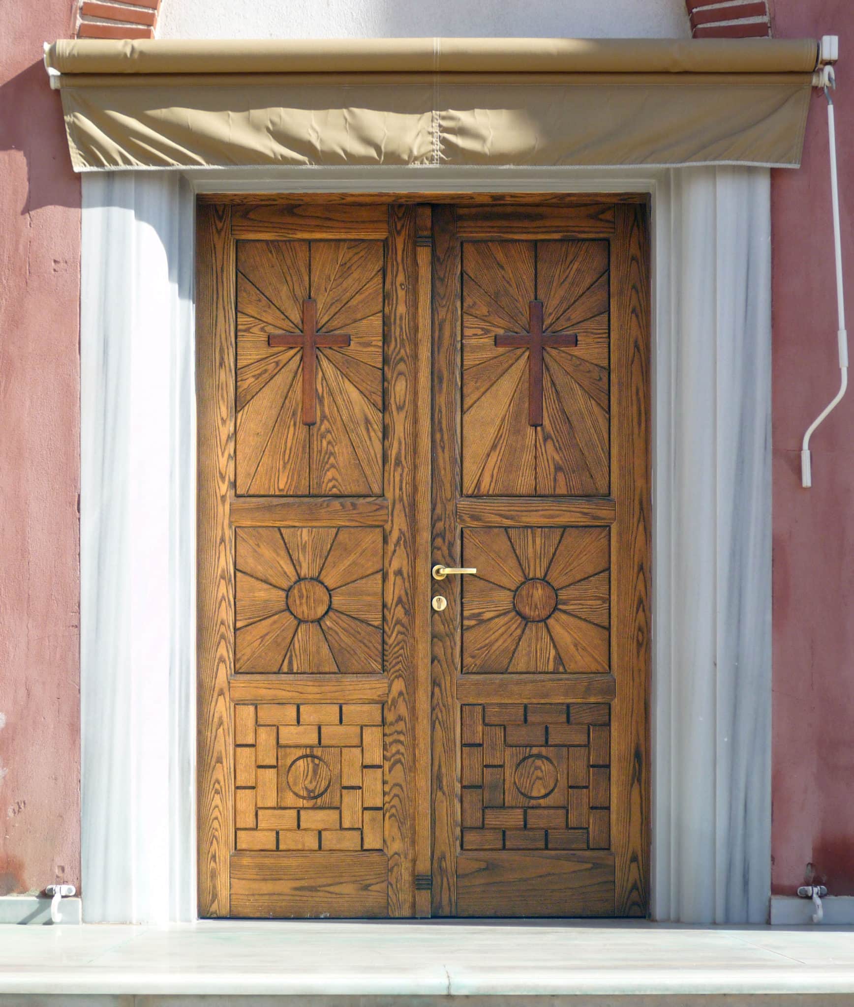 εκκλησιαστική πόρτα με ειδικό σχέδιο