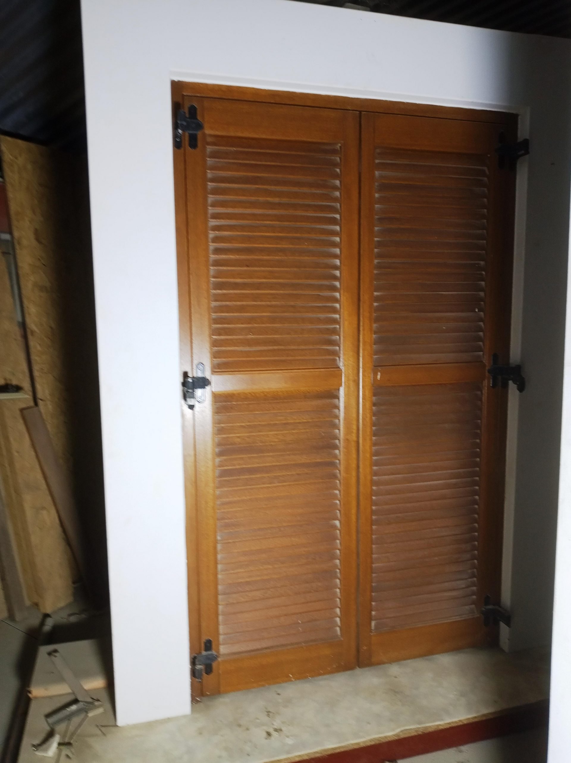 Δίφυλλη ξύλινη πόρτα με παντζούρι κλειστό