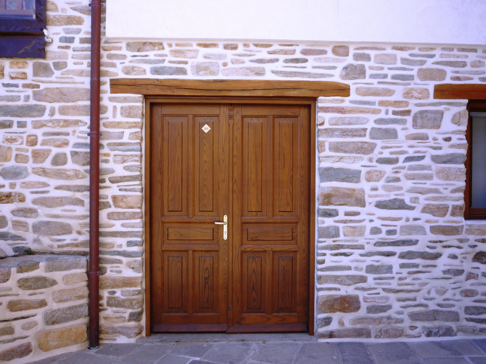 Δίφυλλη ξύλινη πόρτα με ταμπλάδες