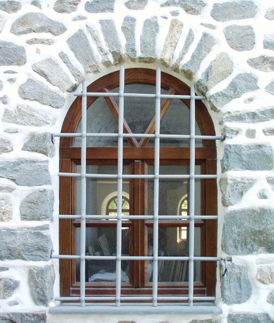 ξύλινο παράθυρο με φεγγγίτη και σιδεριές