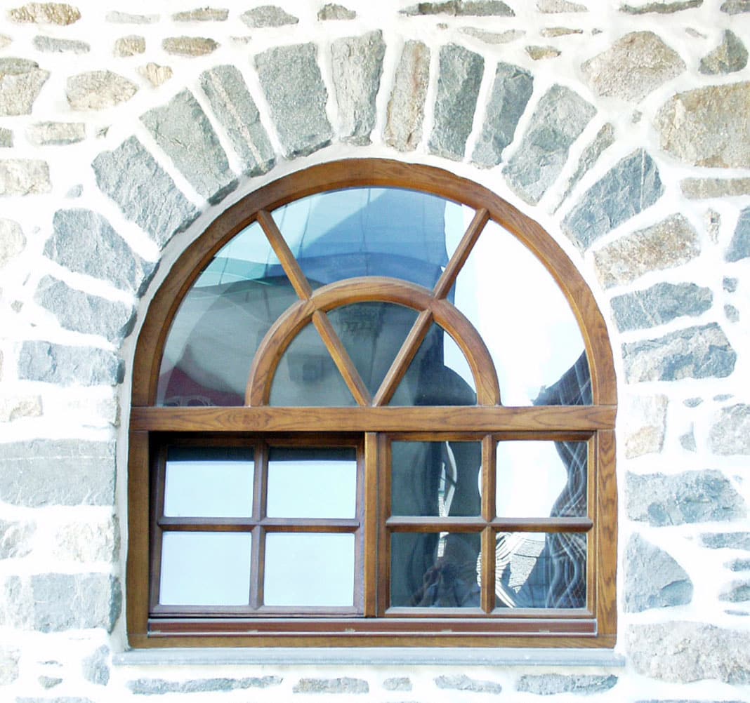 παράθυρο με ανακλινόμενο φύλλο και φεγγίτη