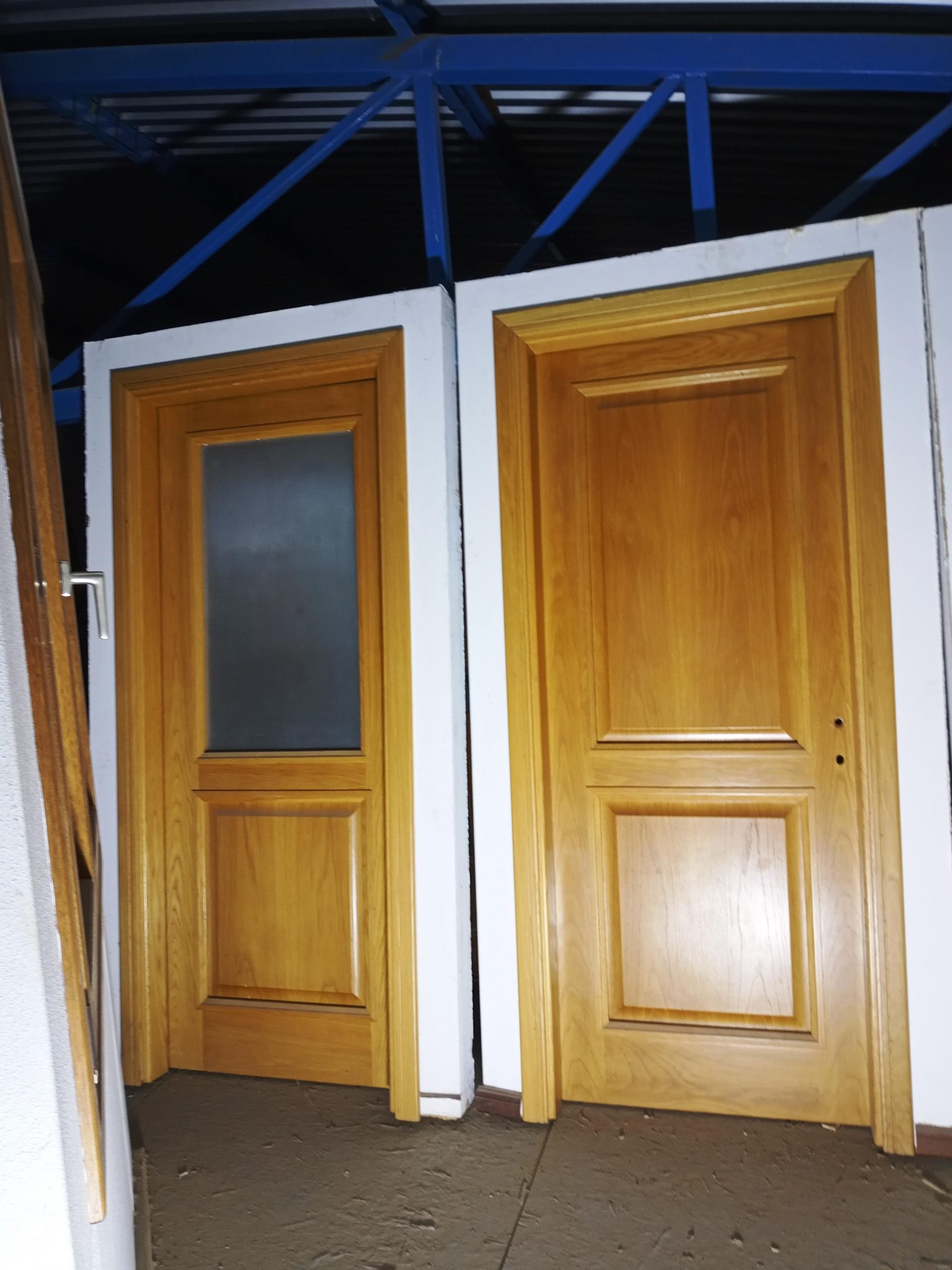 Δείγματα ξύλινων πορτών με τζάμι ή ταμπλά