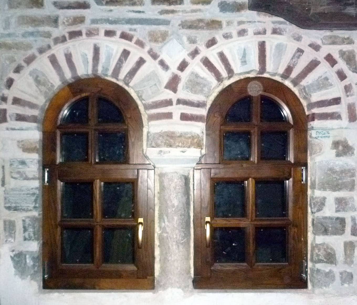 ξύλινα παράθυρα ειδικής κατασκευής με ακανόνιστη κάσα