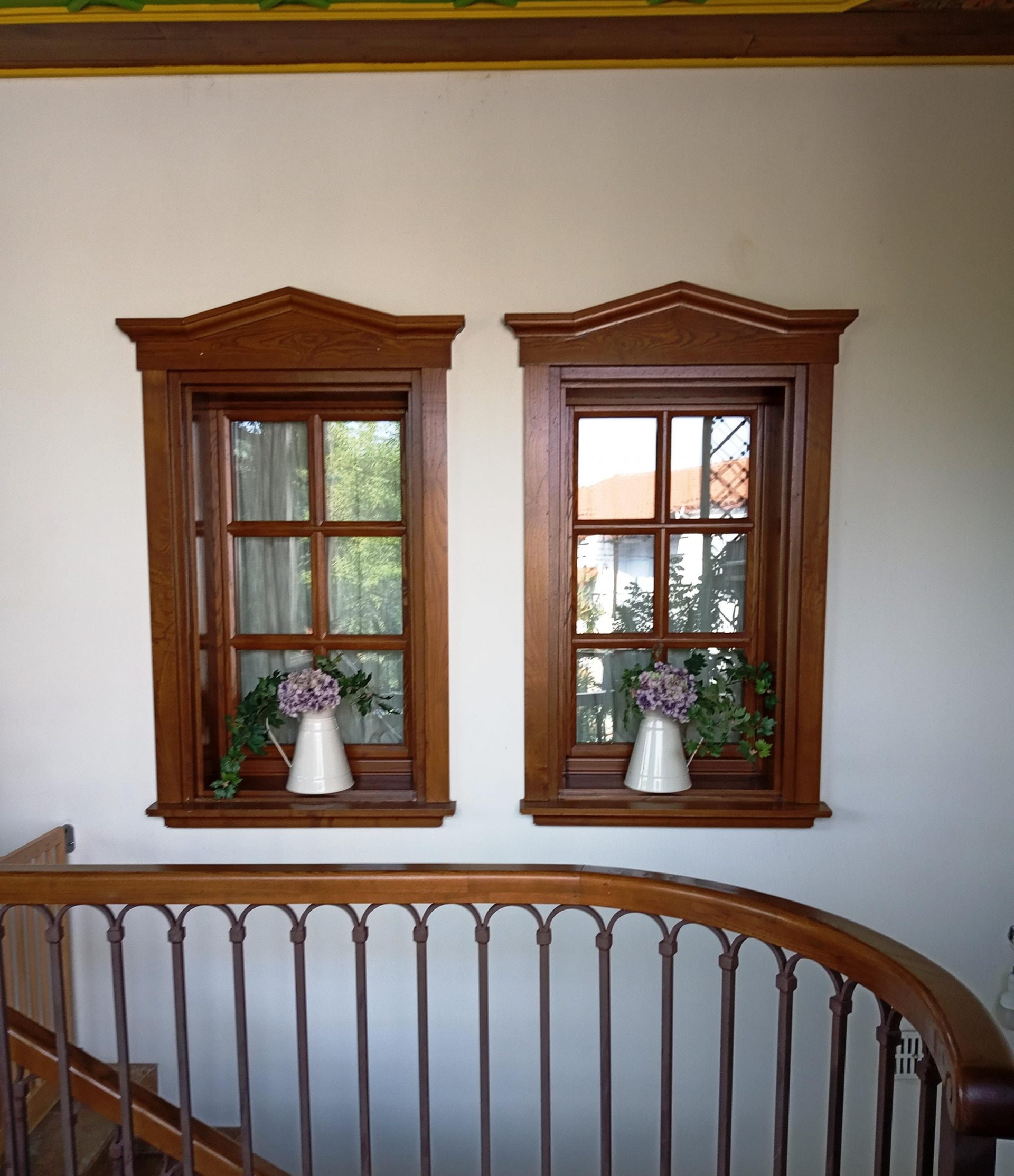 Δύο ξύλινα παράθυρα με αέτωμα