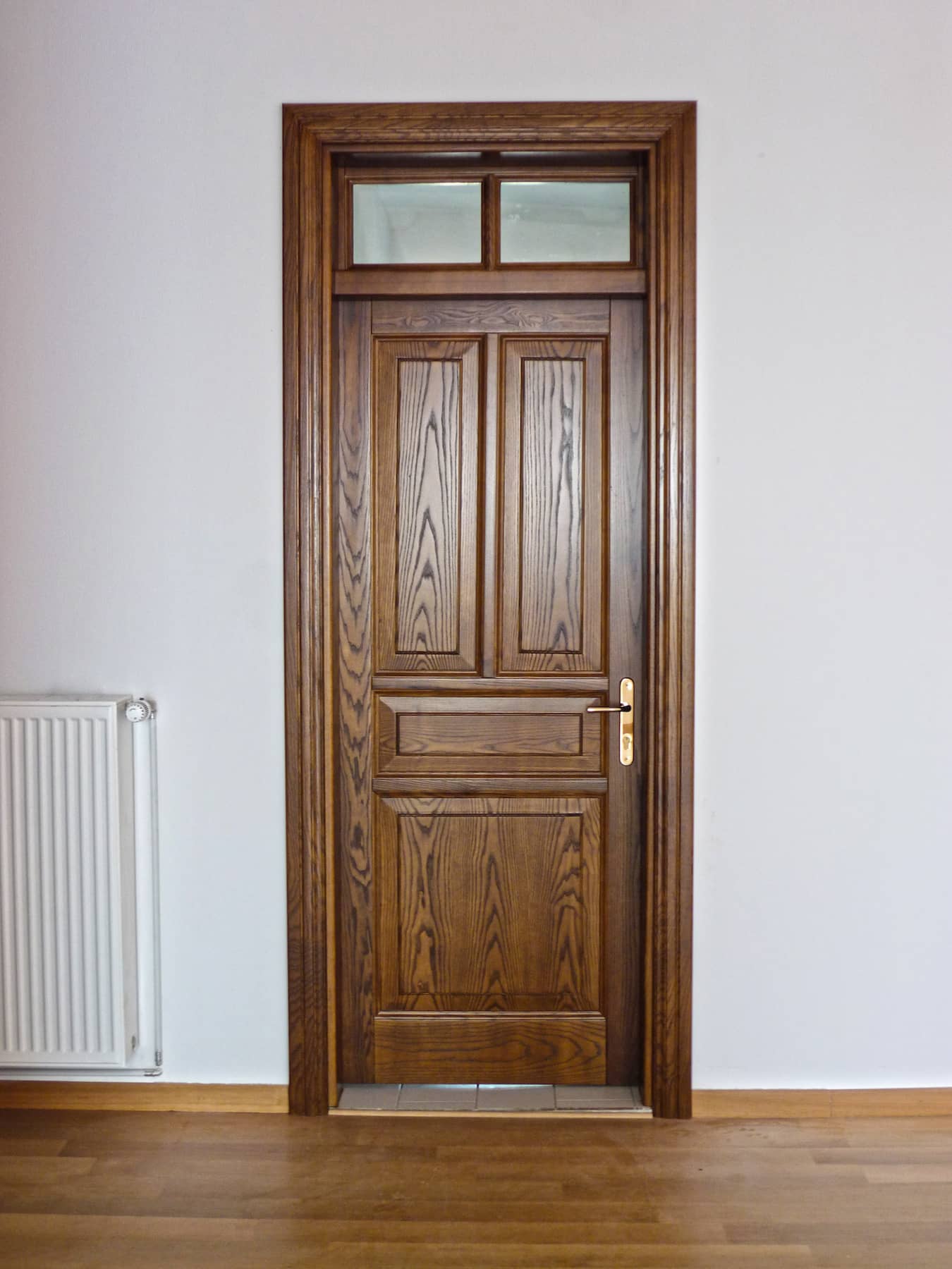 ξύλινη εσωτερική πόρτα με φεγγίτη εξαερισμού 2