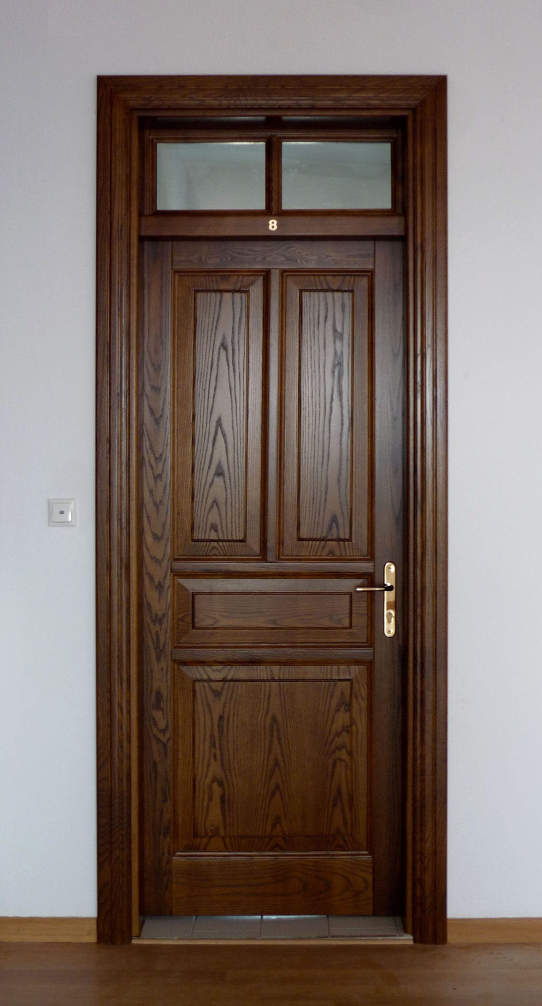 ξύλινη εσωτερική πόρτα με φεγγίτη εξαερισμού