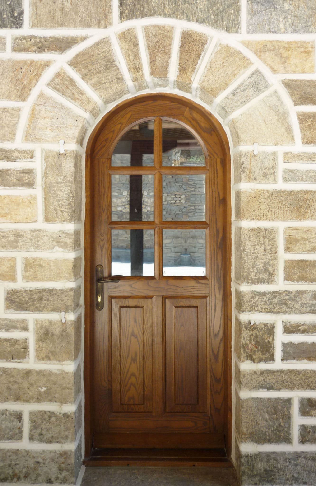 εξωτερική πόρτα με έξι υαλοπίνακες και δύο ταμπλάδες