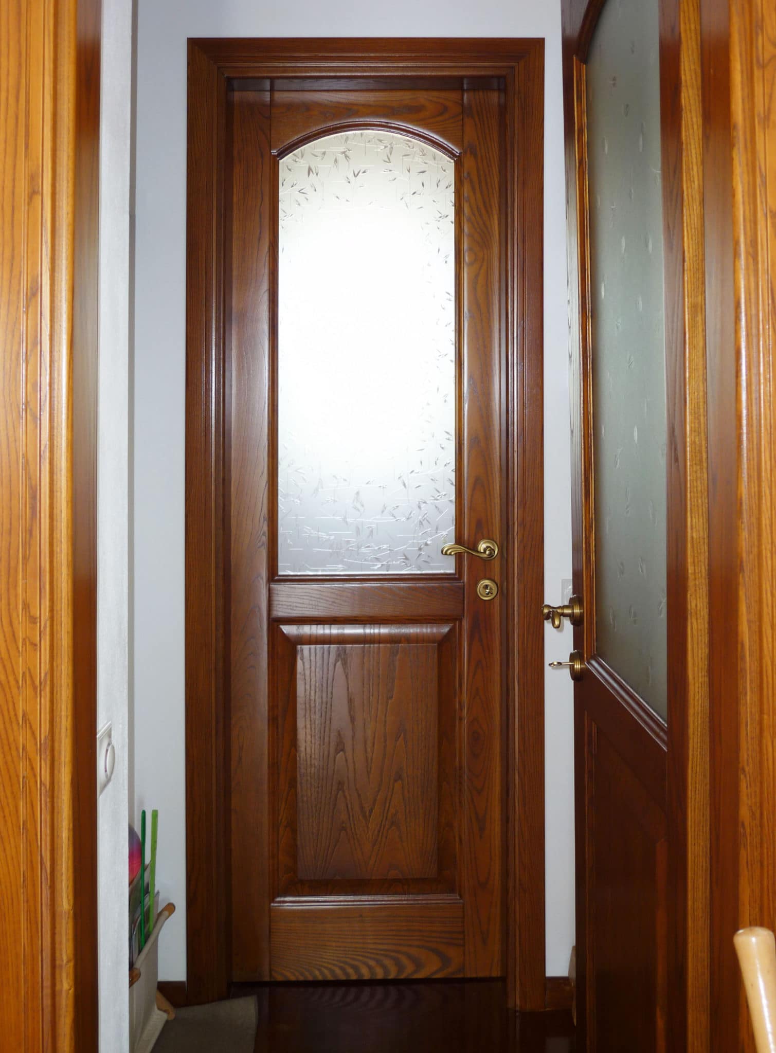 εσωτερική πόρτα μασίφ ξύλου με τζάμι και παραδοσιακό πόμολο