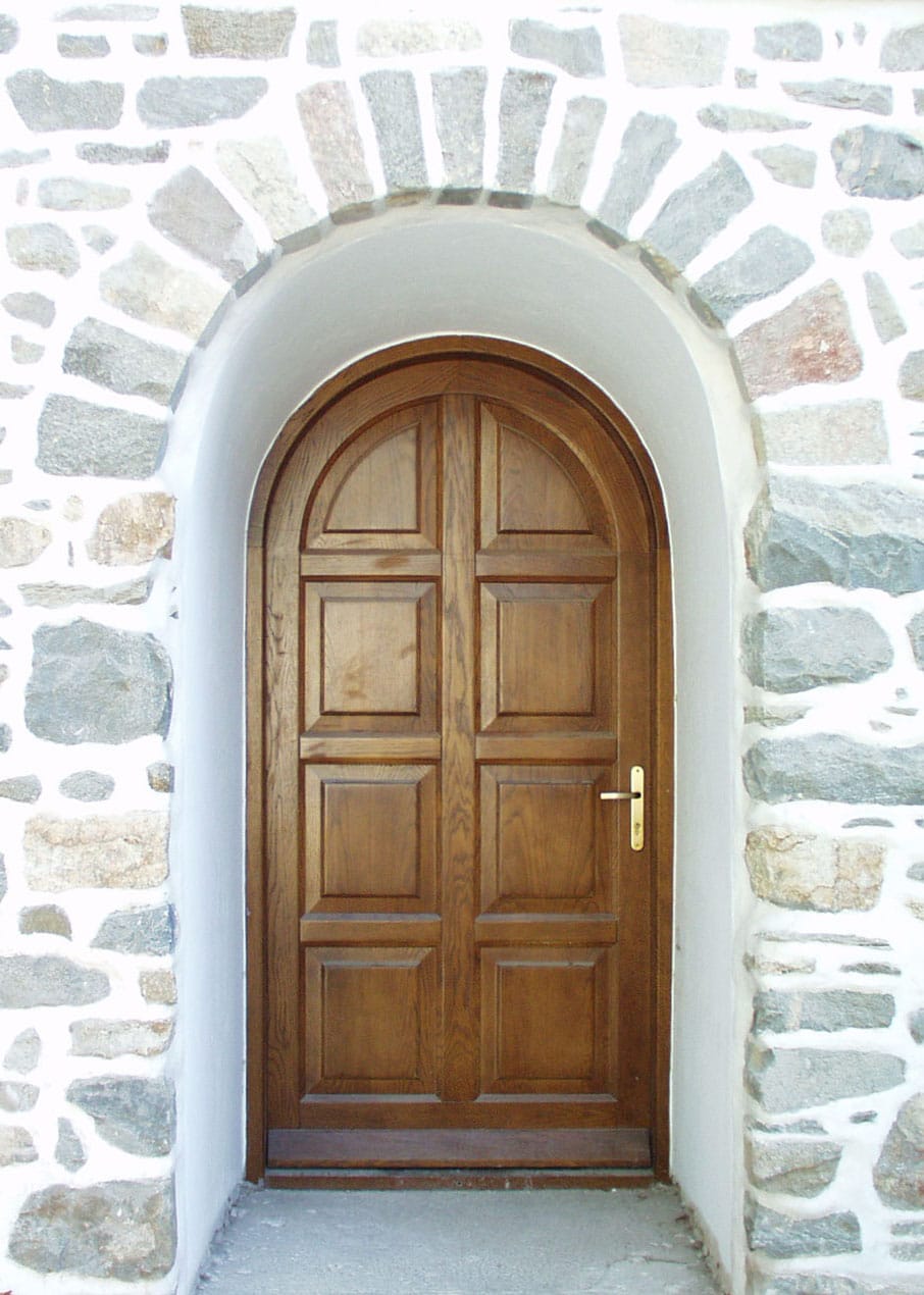 τοξωτή πόρτα με ταμπλάδες
