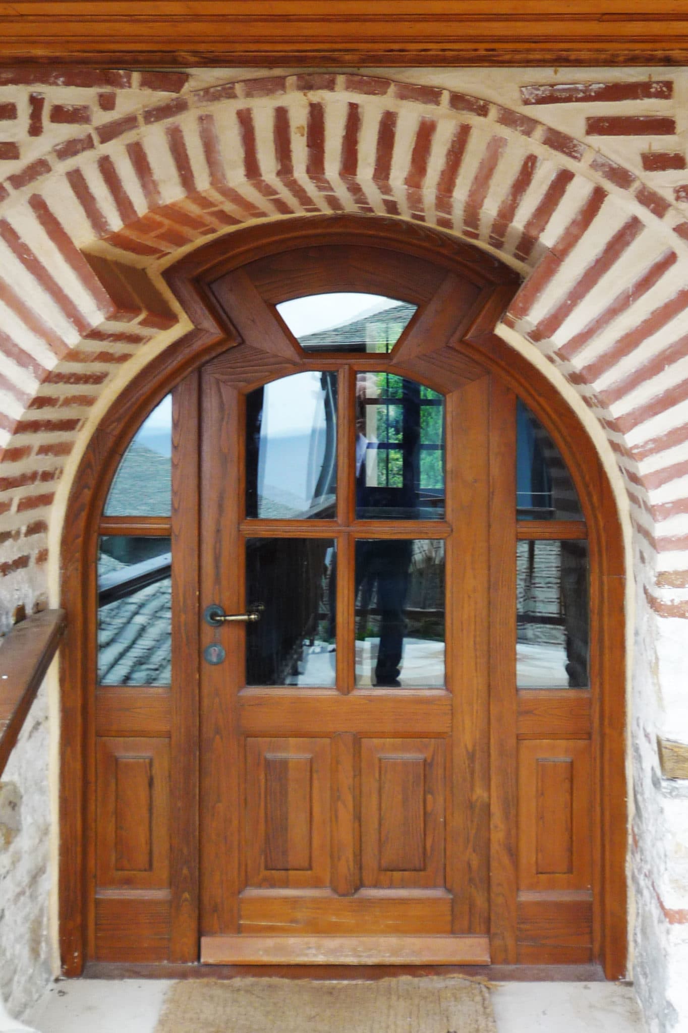 πόρτα με ανοιγόμενο φύλλο ακανόνιστου σχήματος