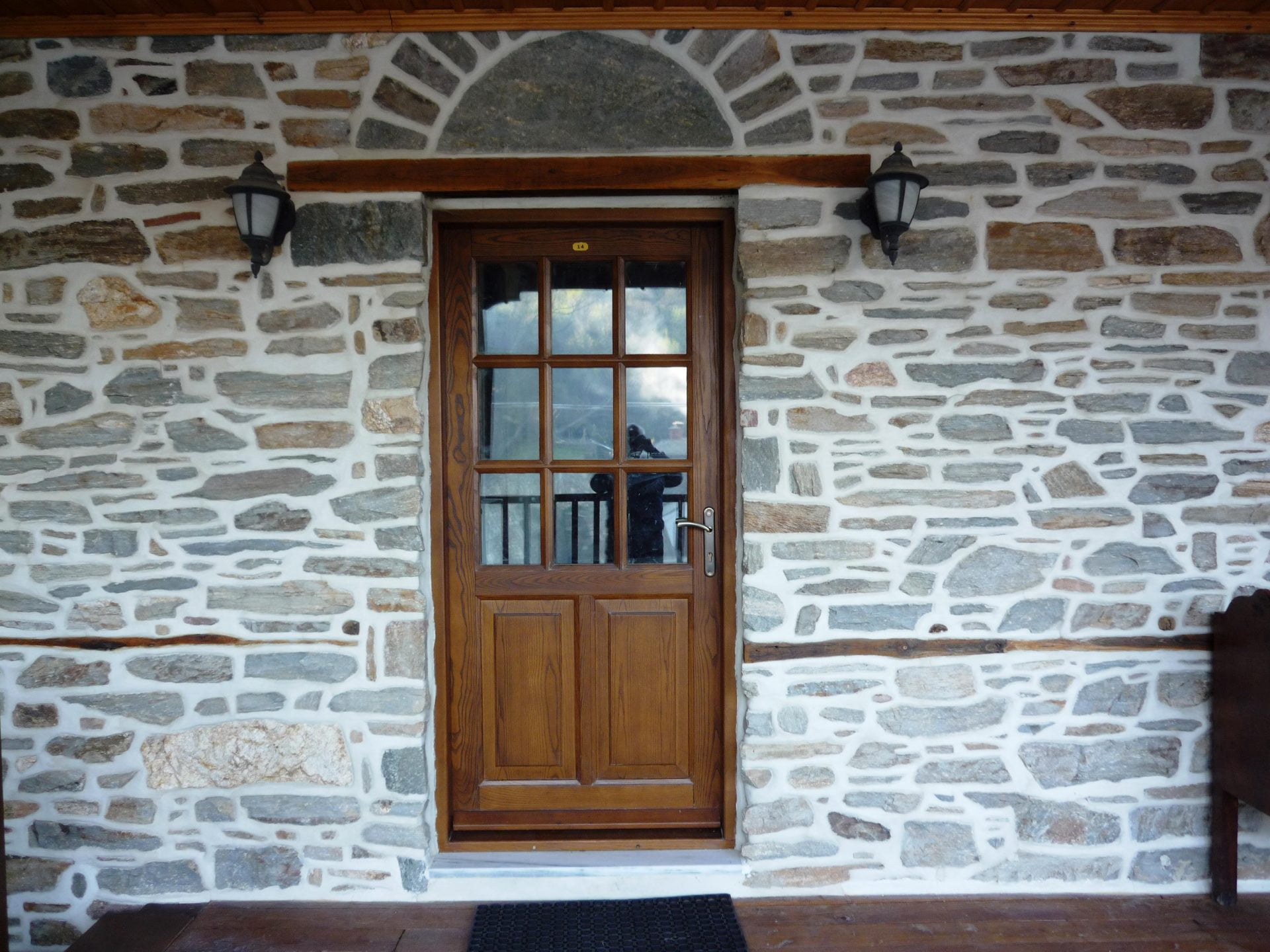 Ξύλινη πόρτα με δύο ταμπλάδες και τζάμια
