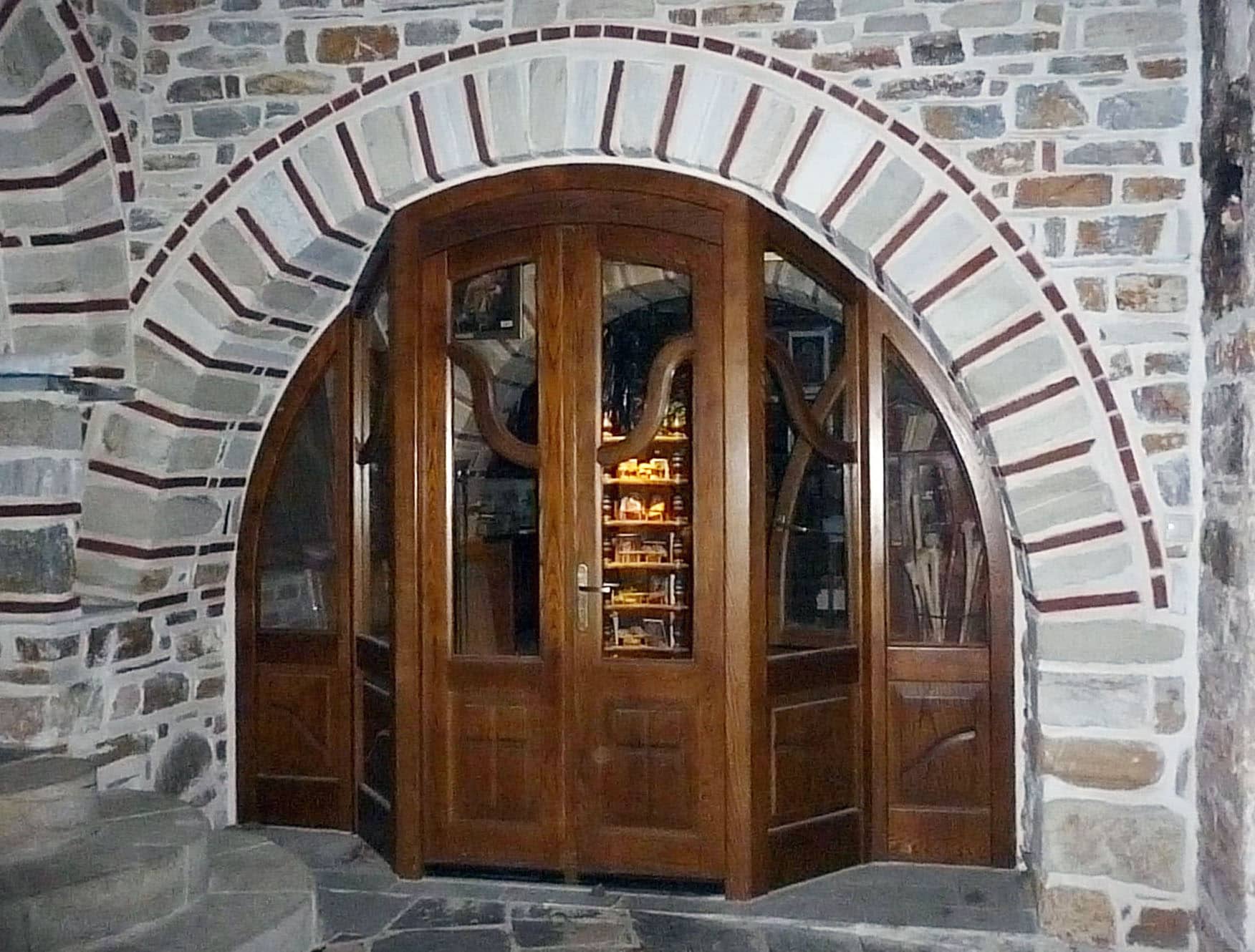 arched door with three-dimensional frame and details on the glazing beads