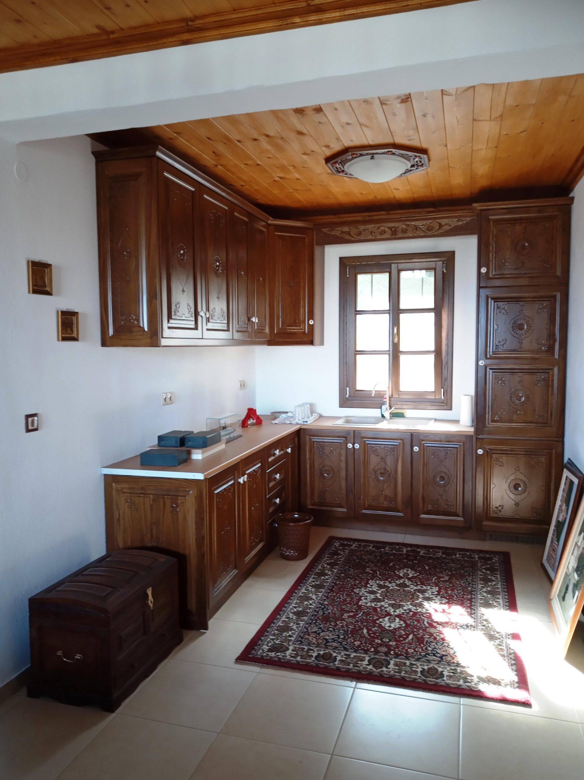 Παραδοσιακή κουζίνα και ξύλινο παράθυρο