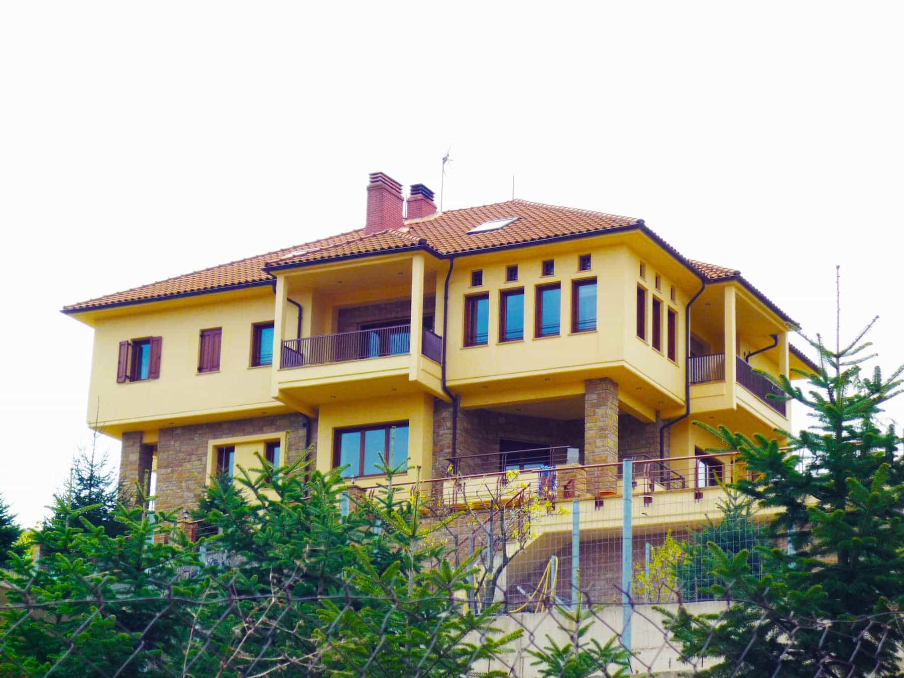 Ελληνική κατοικία με ξύλινα κουφώματα ATHOS